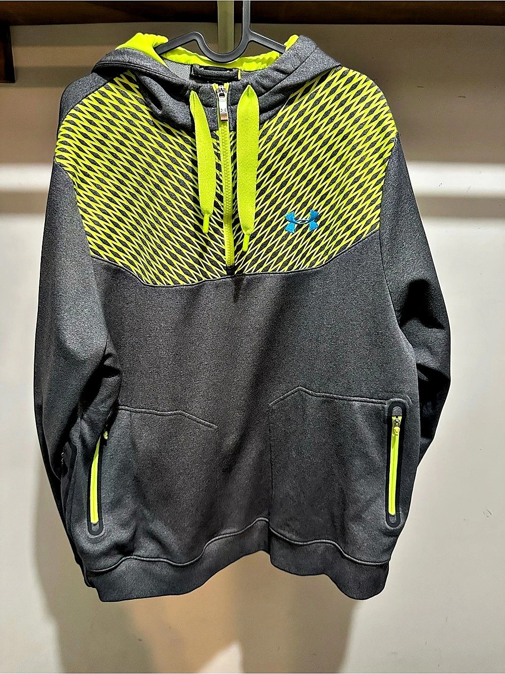 Under Armor Womn's Geometric Pullover Hoodie in Gray & Green
